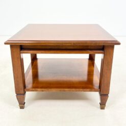 Kvadratinis riešutmedžio staliukas su žalvario apdailomis ant kojų 60x60x45 cm