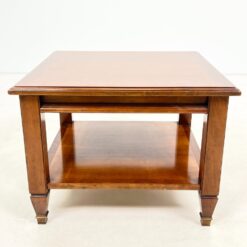 Kvadratinis riešutmedžio staliukas su žalvario apdailomis ant kojų 60x60x45 cm