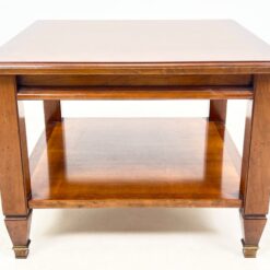 Kvadratinis riešutmedžio staliukas su žalvario apdailomis ant kojų 60x60x45 cm