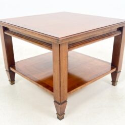 Kvadratinis riešutmedžio staliukas su žalvario apdailomis ant kojų 60x60x45 cm