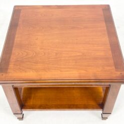 Kvadratinis riešutmedžio staliukas su žalvario apdailomis ant kojų 60x60x45 cm