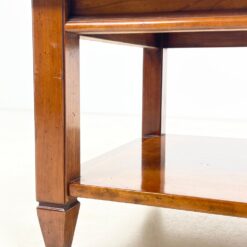 Kvadratinis riešutmedžio staliukas su žalvario apdailomis ant kojų 60x60x45 cm