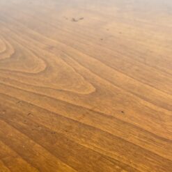 Kvadratinis riešutmedžio staliukas su žalvario apdailomis ant kojų 60x60x45 cm