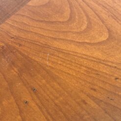 Kvadratinis riešutmedžio staliukas su žalvario apdailomis ant kojų 60x60x45 cm