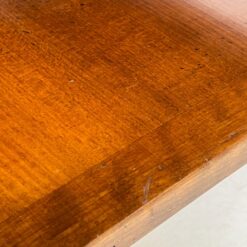 Kvadratinis riešutmedžio staliukas su žalvario apdailomis ant kojų 60x60x45 cm