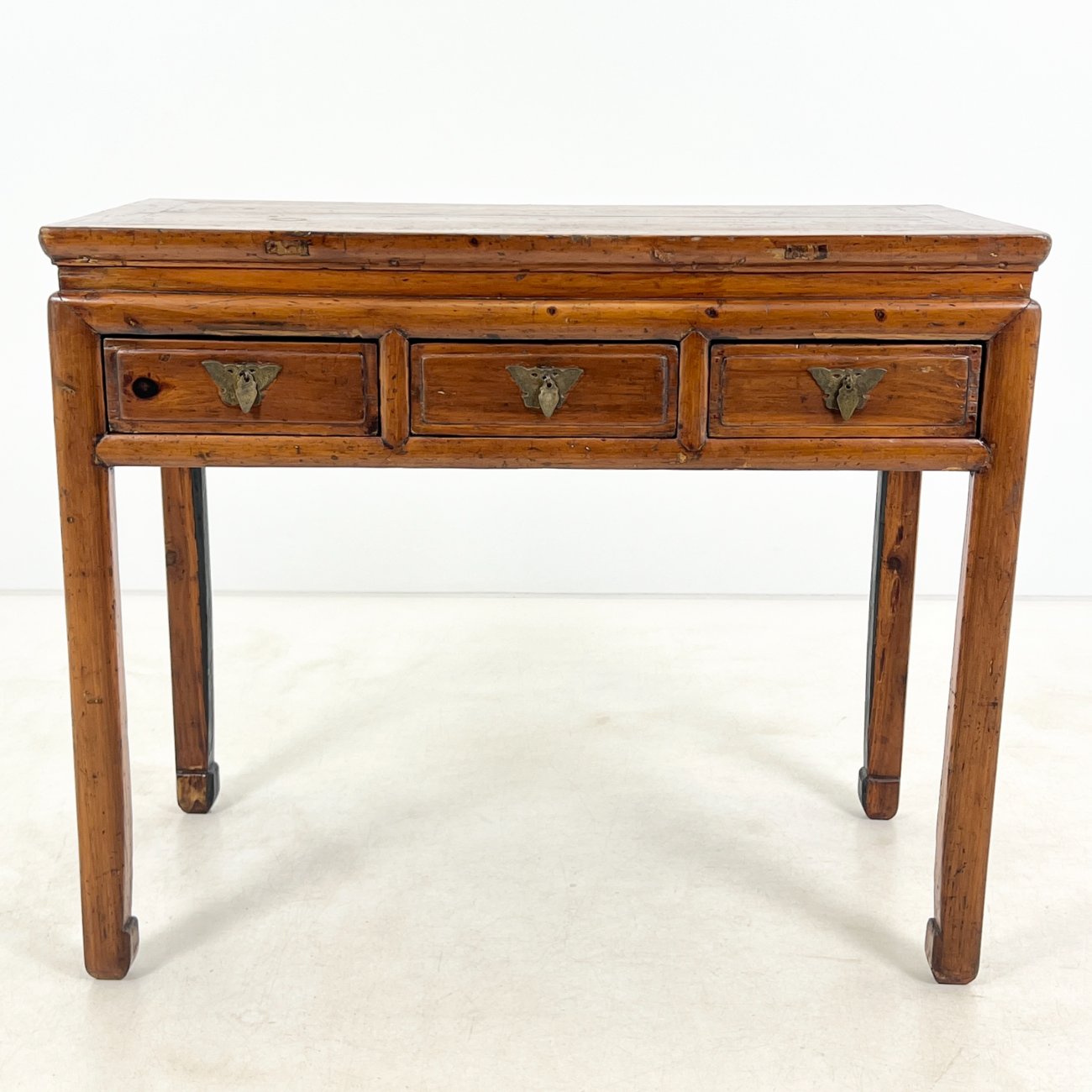 DR0165-stalai-0 Rytietiška medinė konsolė su trijais stalčiais 55x107x88,5 cm