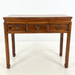 Rytietiška medinė konsolė su trijais stalčiais 55x107x88,5 cm