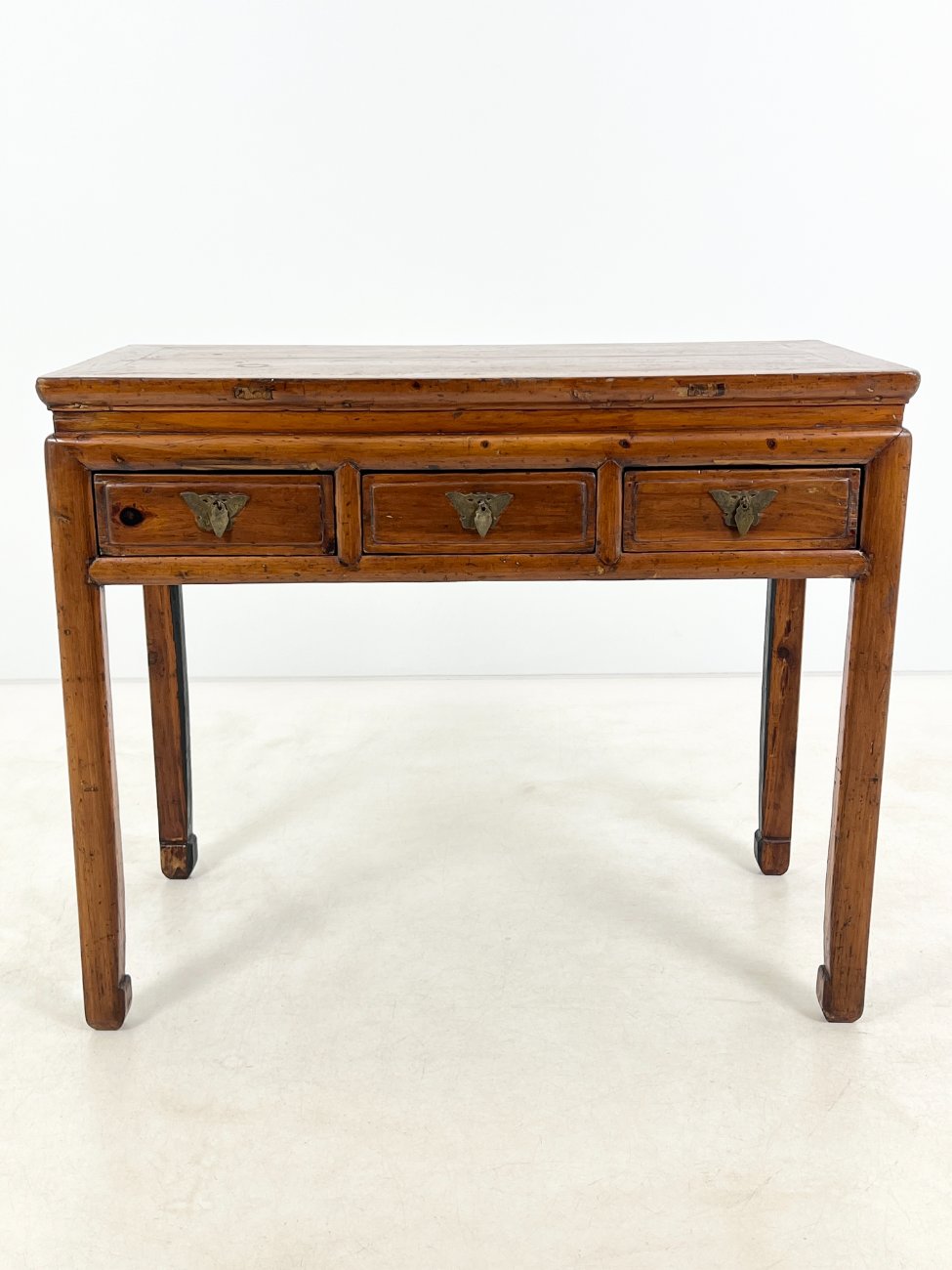 DR0165-stalai-1 Rytietiška medinė konsolė su trijais stalčiais 55x107x88,5 cm