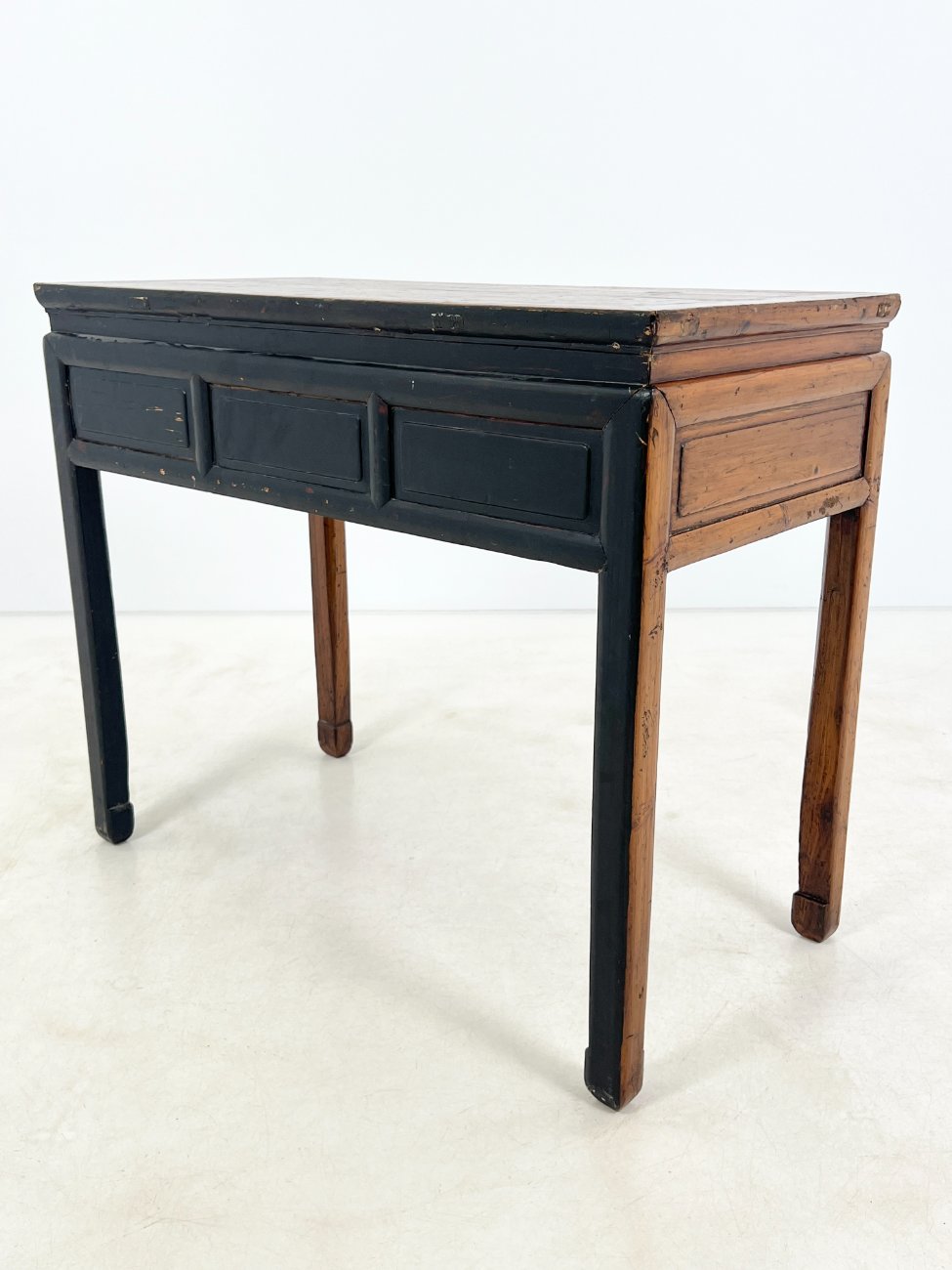 DR0165-stalai-10 Rytietiška medinė konsolė su trijais stalčiais 55x107x88,5 cm