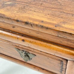 Rytietiška medinė konsolė su trijais stalčiais 55x107x88,5 cm