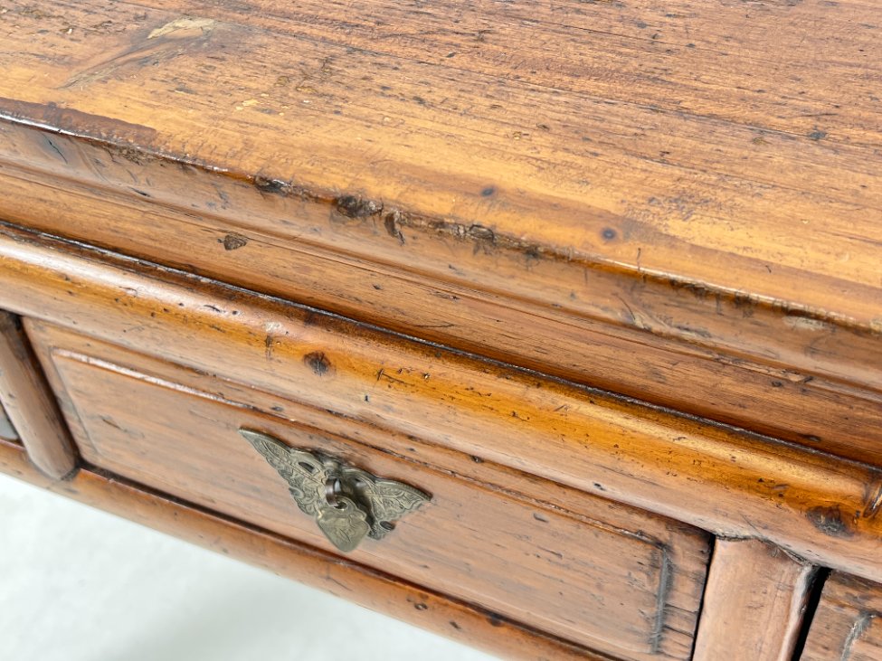 DR0165-stalai-12 Rytietiška medinė konsolė su trijais stalčiais 55x107x88,5 cm