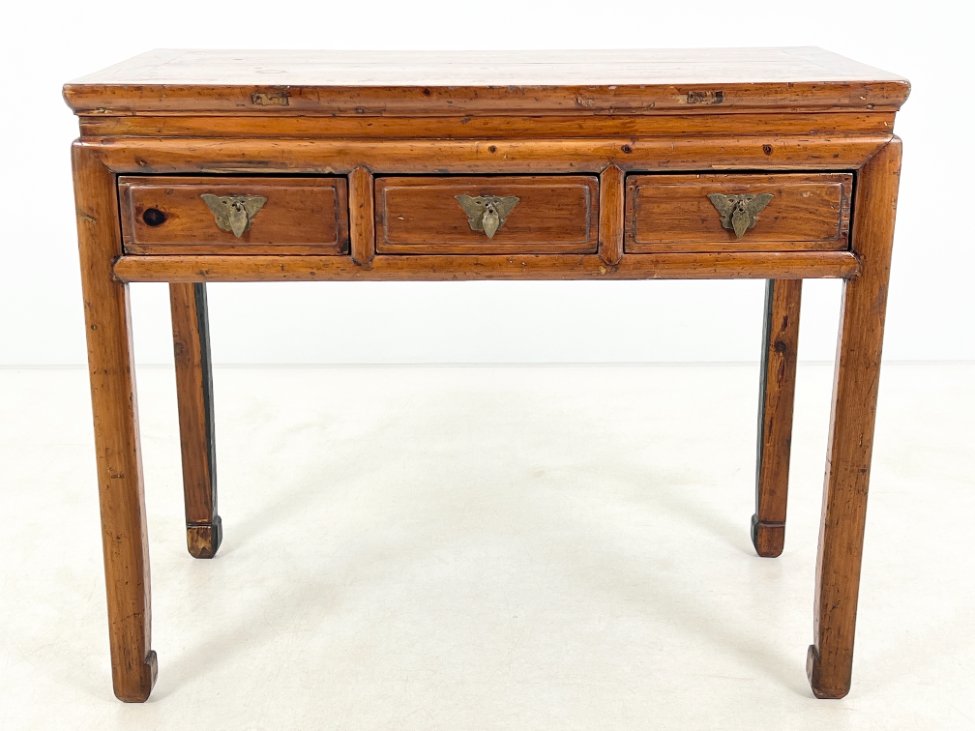 DR0165-stalai-2 Rytietiška medinė konsolė su trijais stalčiais 55x107x88,5 cm