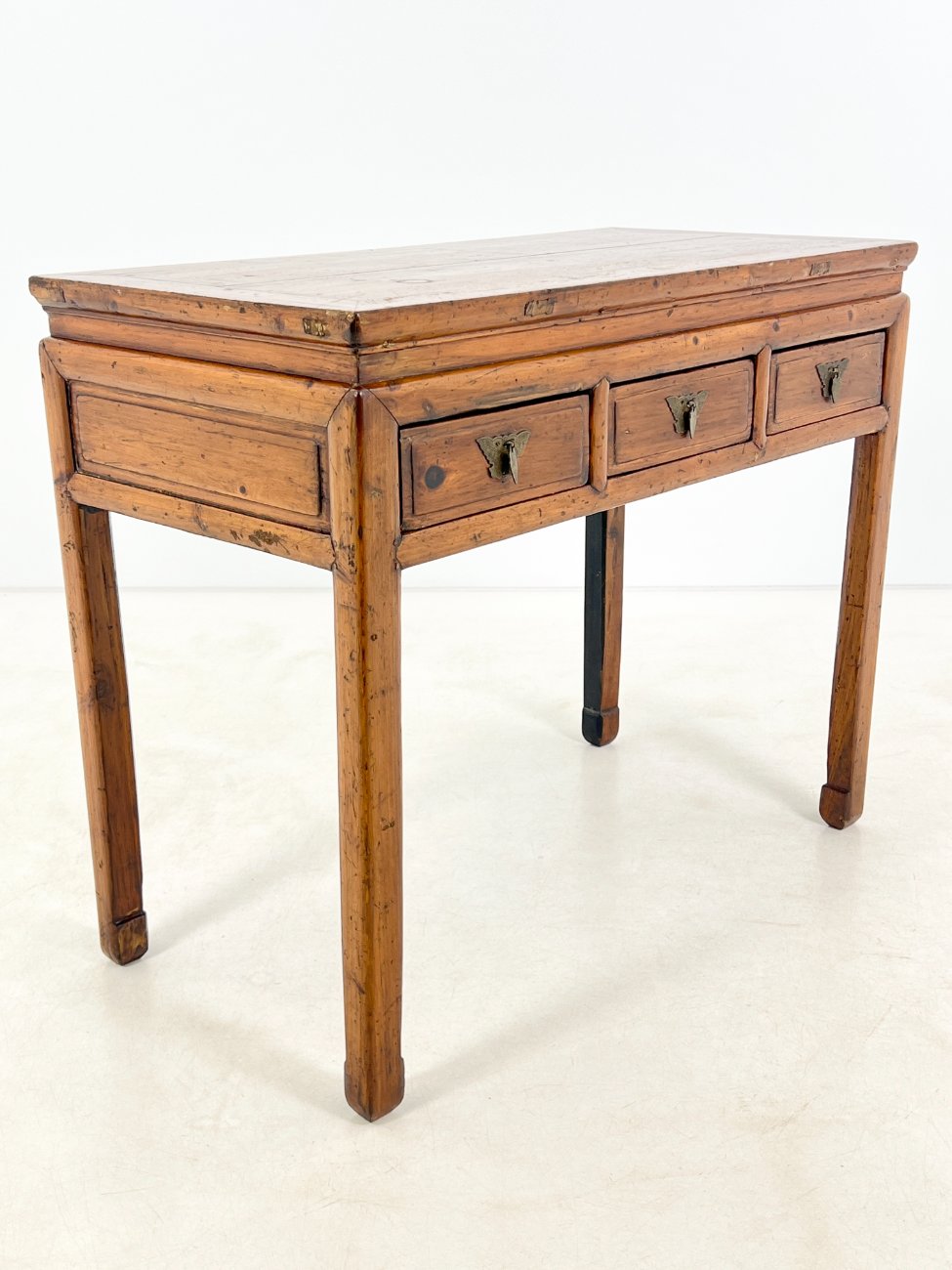 DR0165-stalai-3 Rytietiška medinė konsolė su trijais stalčiais 55x107x88,5 cm