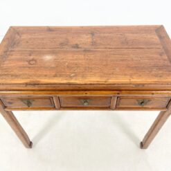 Rytietiška medinė konsolė su trijais stalčiais 55x107x88,5 cm