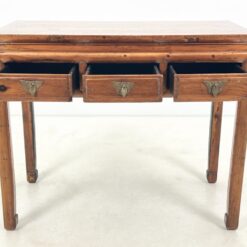 Rytietiška medinė konsolė su trijais stalčiais 55x107x88,5 cm