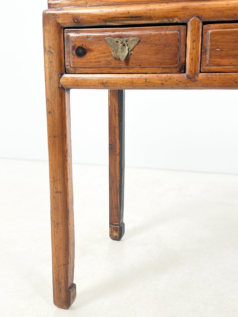 DR0165-stalai-7 Rytietiška medinė konsolė su trijais stalčiais 55x107x88,5 cm