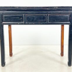 Rytietiška medinė konsolė su trijais stalčiais 55x107x88,5 cm