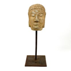 Betoninė Budos galva ant metalinio postamento 13x13x35,5 cm