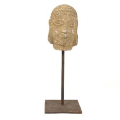 Betoninė Budos galva ant metalinio postamento 13x13x37,5 cm