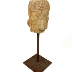 Betoninė Budos galva ant metalinio postamento 13x13x37,5 cm