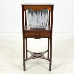 Angliško stiliaus raudonmedžio naktinė prausimosi spintelė 37x37x82 cm