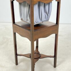 Angliško stiliaus raudonmedžio naktinė prausimosi spintelė 37x37x82 cm