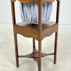 Angliško stiliaus raudonmedžio naktinė prausimosi spintelė 37x37x82 cm