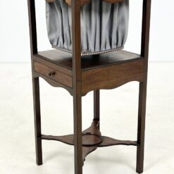 Angliško stiliaus raudonmedžio naktinė prausimosi spintelė 37x37x82 cm