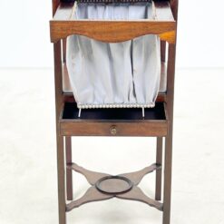 Angliško stiliaus raudonmedžio naktinė prausimosi spintelė 37x37x82 cm