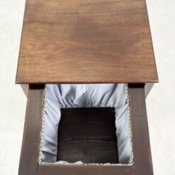 Angliško stiliaus raudonmedžio naktinė prausimosi spintelė 37x37x82 cm