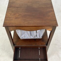 Angliško stiliaus raudonmedžio naktinė prausimosi spintelė 37x37x82 cm