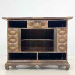 Rytietiška komoda su žalvarinėmis apdailomis 48x140x107 cm