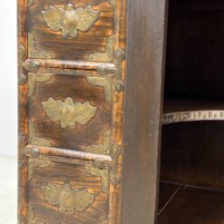 Rytietiška komoda su žalvarinėmis apdailomis 48x140x107 cm