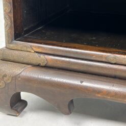 Rytietiška komoda su žalvarinėmis apdailomis 48x140x107 cm