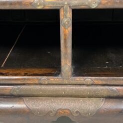 Rytietiška komoda su žalvarinėmis apdailomis 48x140x107 cm