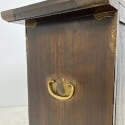 Rytietiška komoda su žalvarinėmis apdailomis 48x140x107 cm