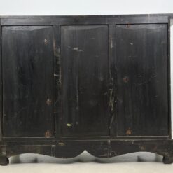 Rytietiška komoda su žalvarinėmis apdailomis 48x140x107 cm