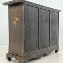 Rytietiška komoda su žalvarinėmis apdailomis 48x140x107 cm