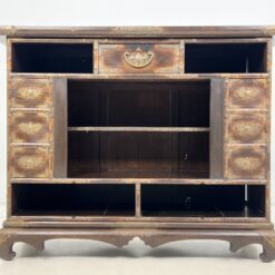 Rytietiška komoda su žalvarinėmis apdailomis 48x140x107 cm