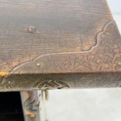 Rytietiška komoda su žalvarinėmis apdailomis 48x140x107 cm