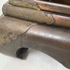 Rytietiška komoda su žalvarinėmis apdailomis 48x140x107 cm