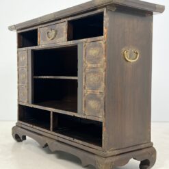 Rytietiška komoda su žalvarinėmis apdailomis 48x140x107 cm