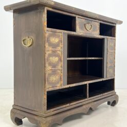 Rytietiška komoda su žalvarinėmis apdailomis 48x140x107 cm