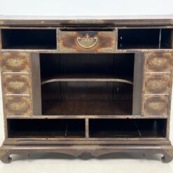 Rytietiška komoda su žalvarinėmis apdailomis 48x140x107 cm