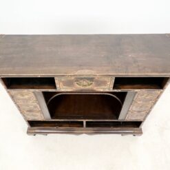 Rytietiška komoda su žalvarinėmis apdailomis 48x140x107 cm