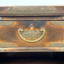 Rytietiška komoda su žalvarinėmis apdailomis 48x140x107 cm