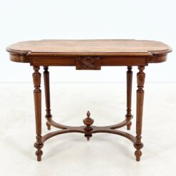 Drožinėtas riešutmedžio staliukas 61x107x71 cm