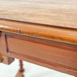 Drožinėtas riešutmedžio staliukas 61x107x71 cm