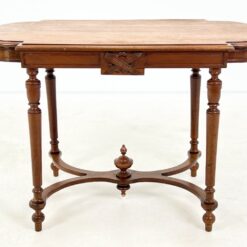 Drožinėtas riešutmedžio staliukas 61x107x71 cm