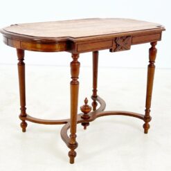 Drožinėtas riešutmedžio staliukas 61x107x71 cm